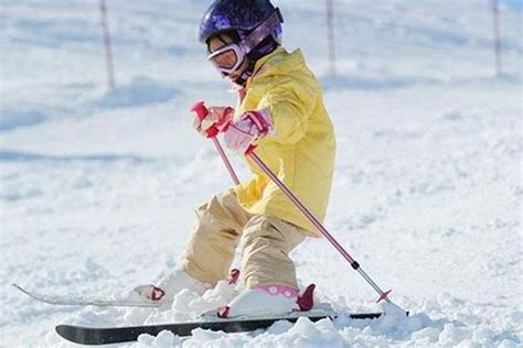 一岁小孩穿着汉服滑雪