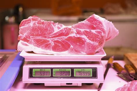 一斤肉剩八元两斤肉差四元