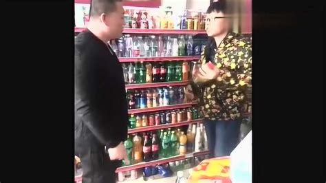 一男子超市偷东西被抓视频