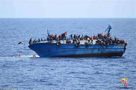 一艘偷渡船在利比亚近海倾覆