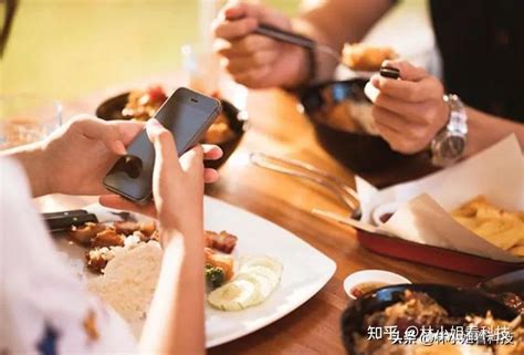 万达员工吃饭时间看手机被批评