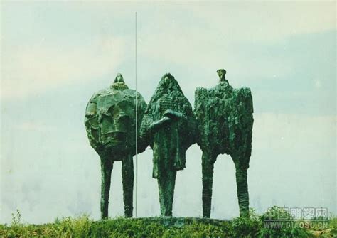 三个人雕塑代表什么
