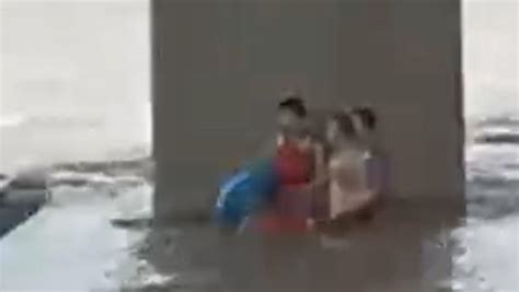 三人海泳遇险视频