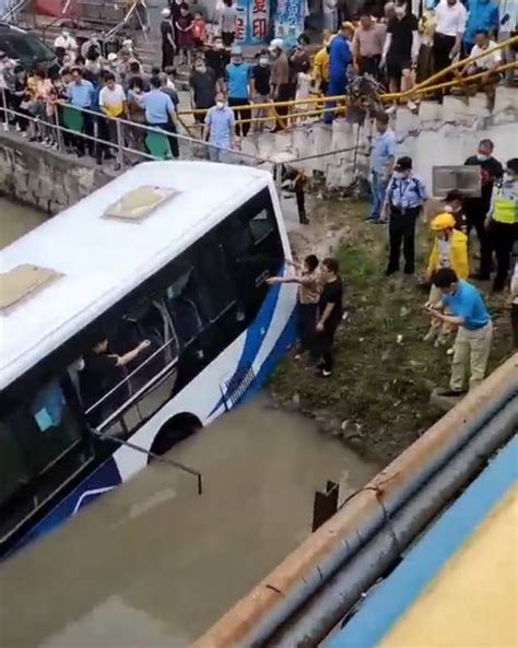 上海一公交车坠河现场曝光