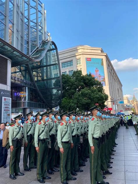 上海南京路武警再现拉链式过马路
