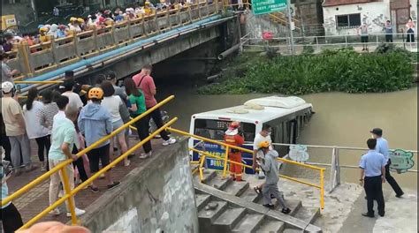 上海坠河公交司机仍在抢救中死亡