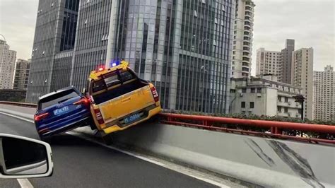 上海成都路高架桥车辆坠落