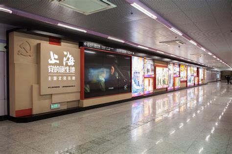 上海新天地地铁站附近玩的