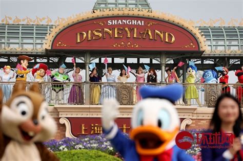 上海迪士尼遭遇游客排队问题