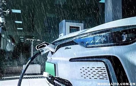 下雨天新能源汽车可以开吗