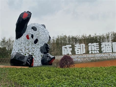不锈钢彩色大熊猫雕塑