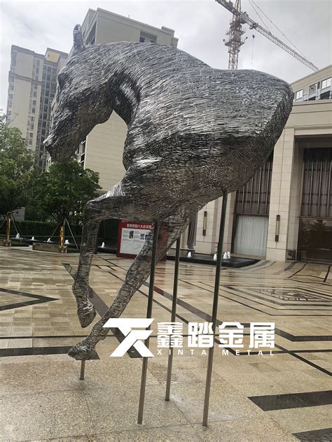 不锈钢马抽象雕塑