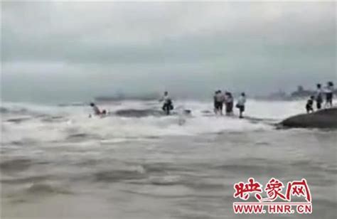 两女游客拍照被卷入海中遇难