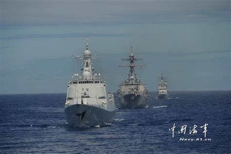 中国军舰与美舰相遇