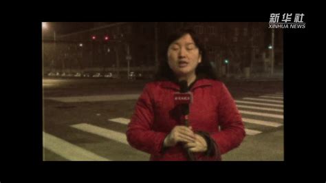 中国女记者在俄驻日使馆前报道