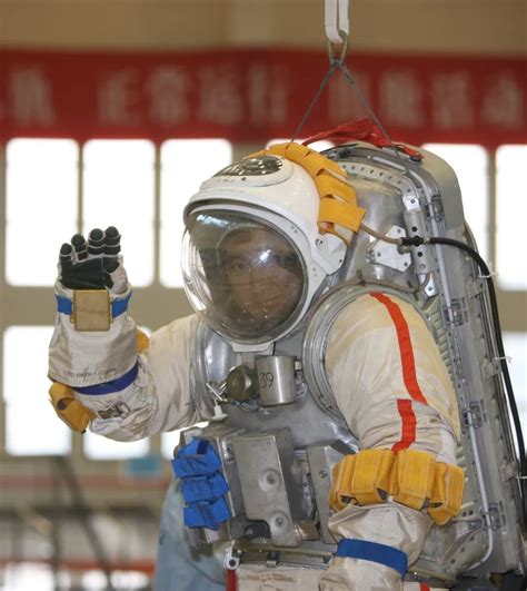 中国第一次完成太空行走任务