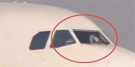 中国飞机挡风玻璃脱落事故全过程