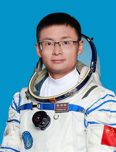 中国首位戴眼镜的航天员