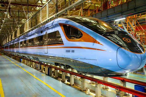 中国高铁创造发展新速度