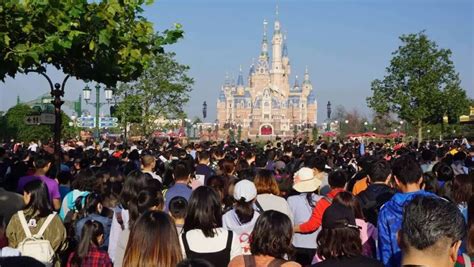 今天上海迪士尼乐园排队人多吗