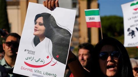 伊朗恢复女性强制佩戴头巾