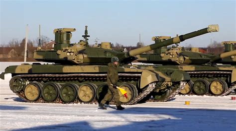 俄军数千辆新型坦克驶离生产线