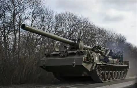 俄军2s7自行火炮打击乌军