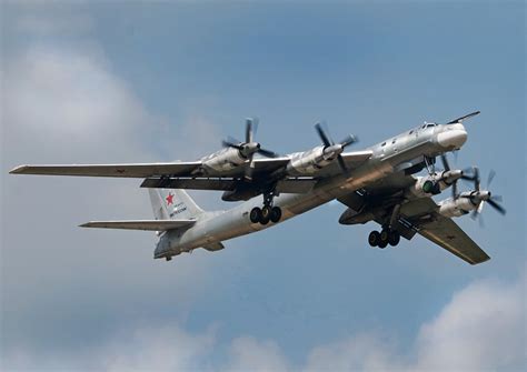 俄图95远程战略轰炸机起飞
