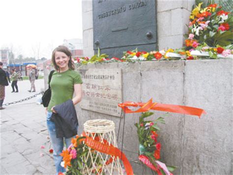 俄罗斯孩子到纪念碑献花