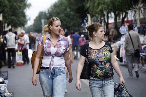 俄罗斯街头的中年妇女