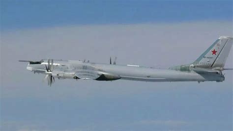 俄罗斯轰炸机飞越日本上空