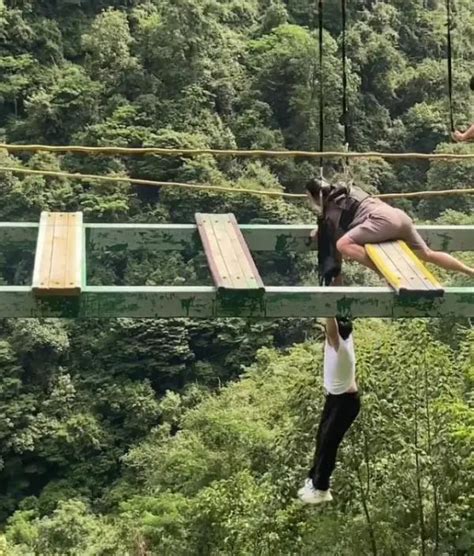 儿童坠落吊桥事故