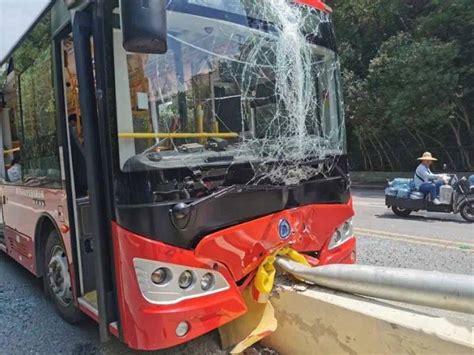 公交车事故案例视频
