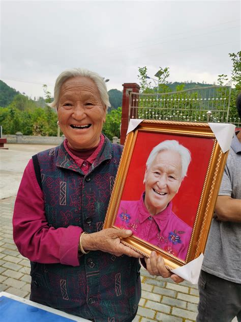 公益团队帮2000位山区老人拍遗照
