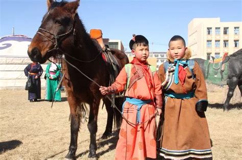 内蒙古小孩骑马回家和上学