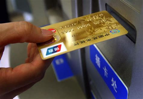 出国的人银行卡会被冻结吗