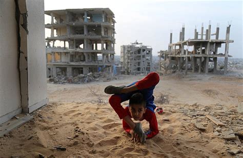 加沙男人在废墟堆里呼喊孩子