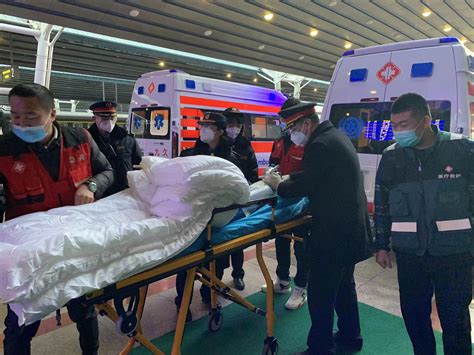 北京交警为救护车开道