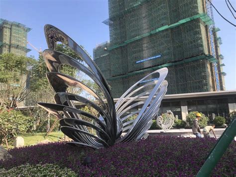北京公园的不锈钢雕塑