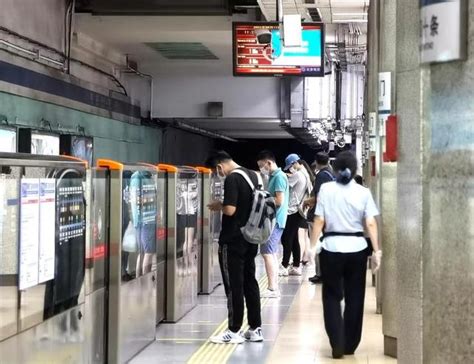 北京地铁二号线乘客翻越站台身亡
