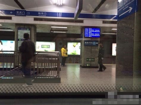 北京地铁2号线有人跳下站台