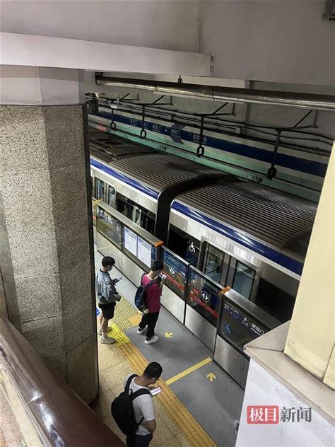 北京地铁7翻入轨道乘客已身亡