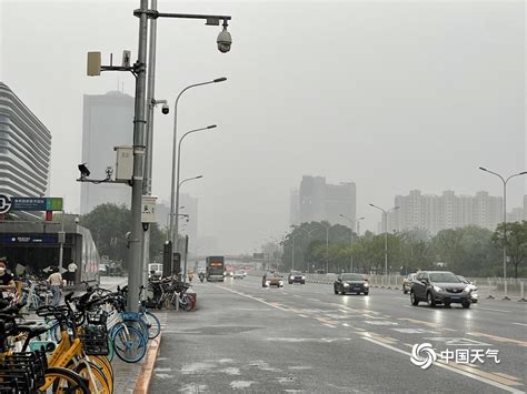 北京暴雨和雷电双预警