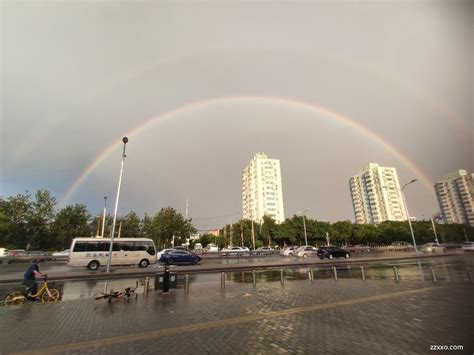 北京暴雨过后惊现彩虹