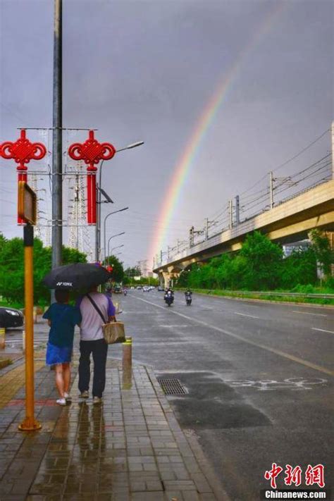 北京雨后天空现双彩虹