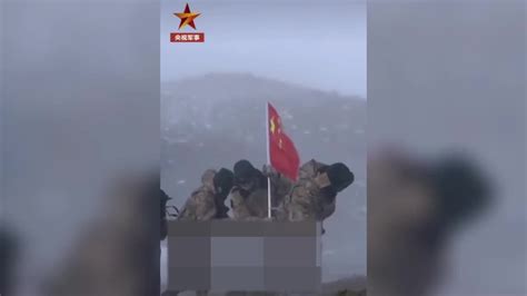 十级狂风中边防战士用身体护国旗