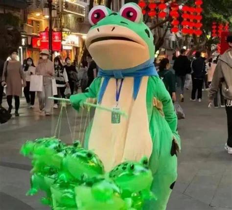 卖青蛙的青蛙人偶被城管驱赶