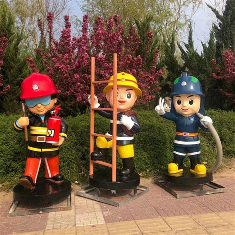 南京卡通消防人物雕塑图片