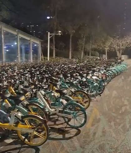 南京地铁口共享单车