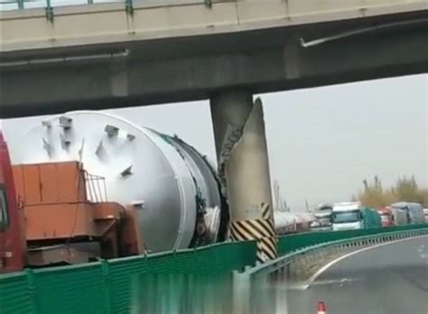 南京长江隧道被大货车撞漏水了